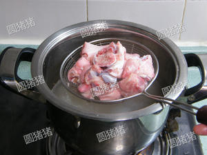 广东风味——猪手焖莲藕的做法 步骤1