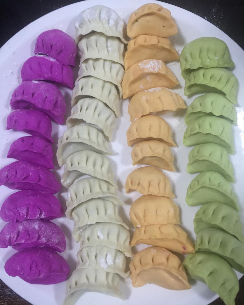 小shi-1做的彩色饺子