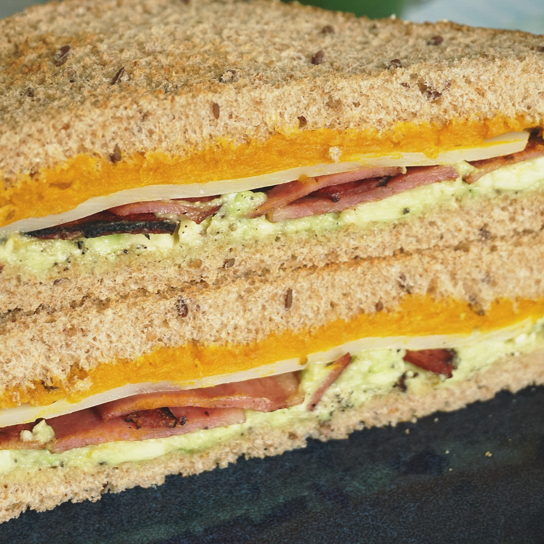 南瓜牛油果培根芝士全麦三明治