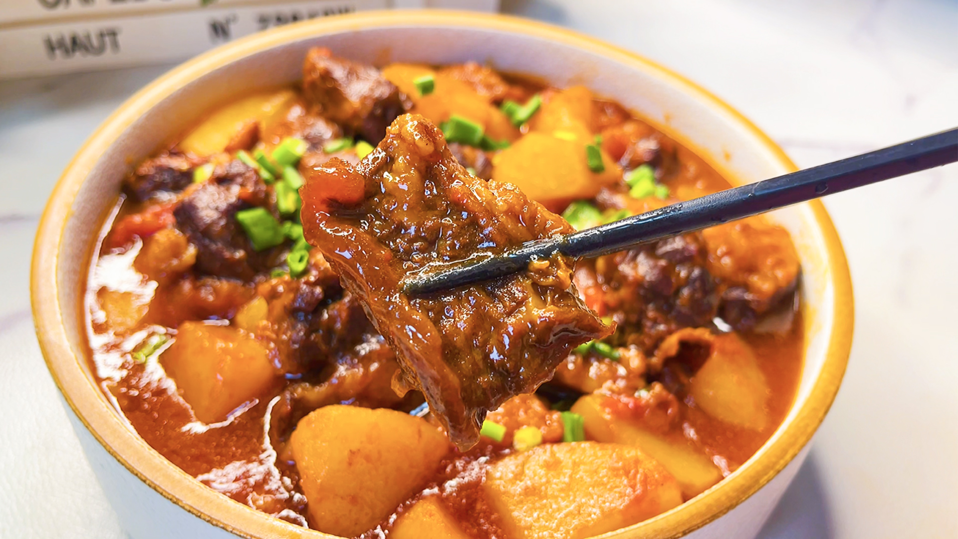 开胃下饭的番茄土豆炖牛腩，牛肉软烂入味，好吃到连汤都不剩