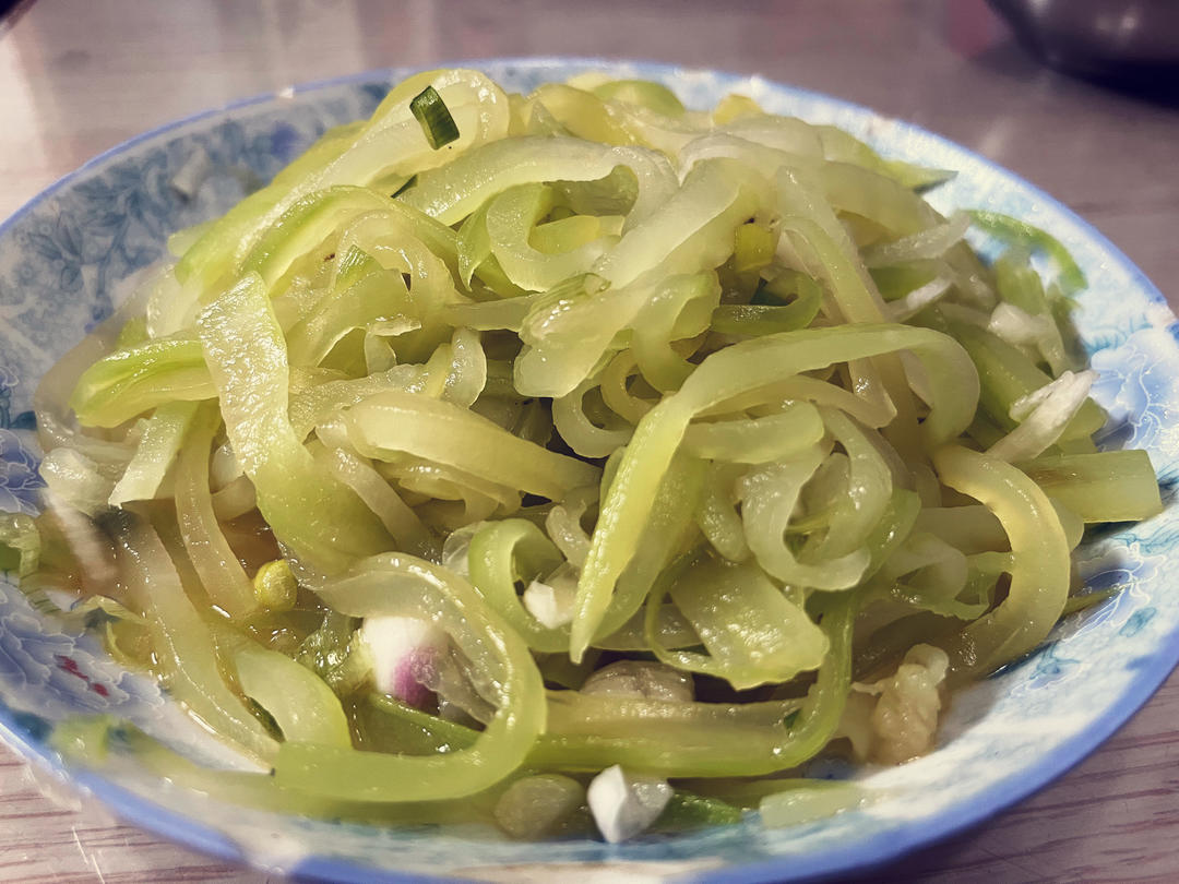 10分钟搞定的快手凉拌菜，清脆爽口的凉拌莴笋丝