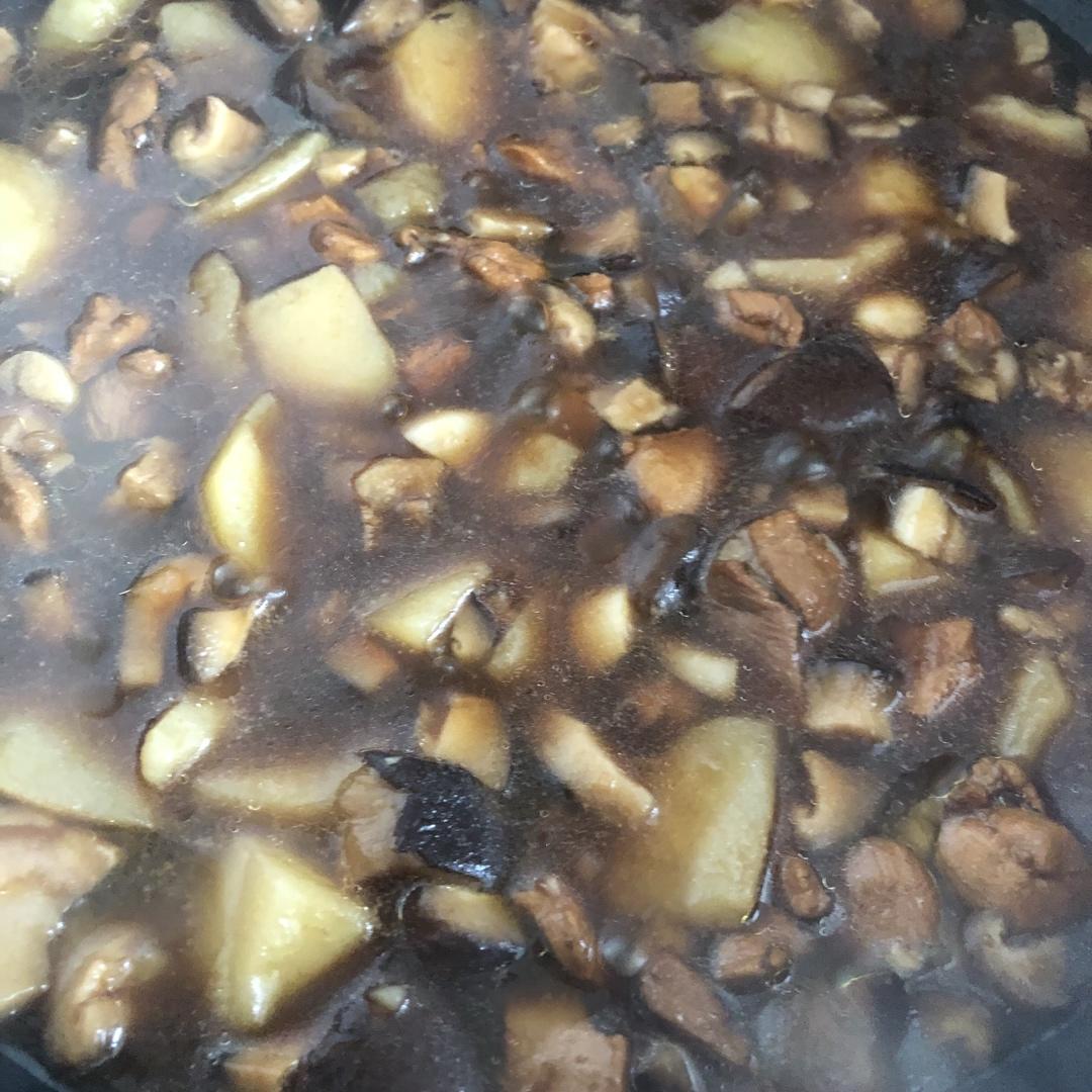 香菇鸡肉炖土豆