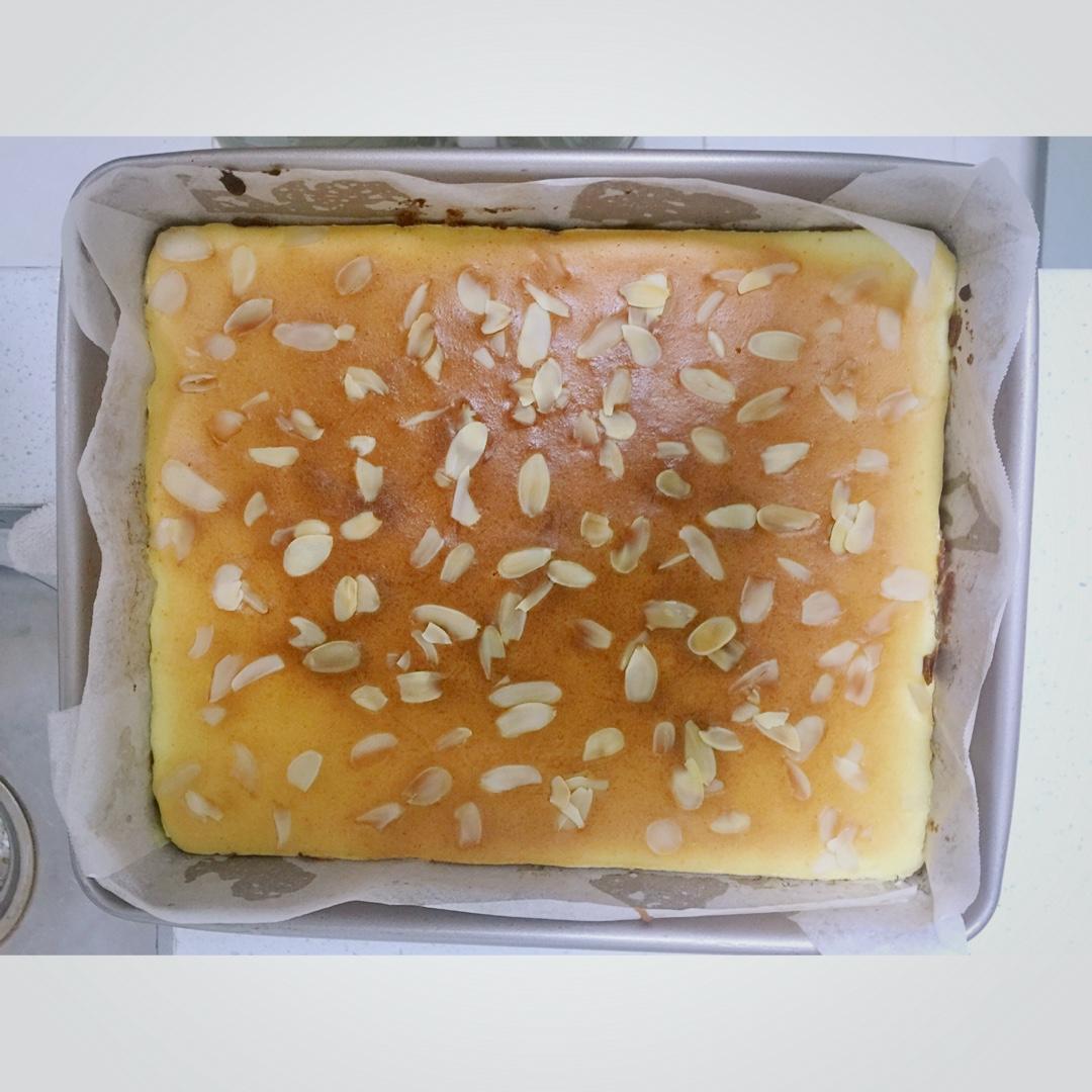 双层口味杏仁奶酪蛋糕块