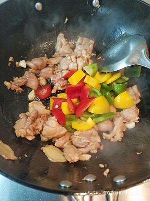 补维c的大菜-五彩缤纷彩椒青椒炒鸡腿肉的做法 步骤7