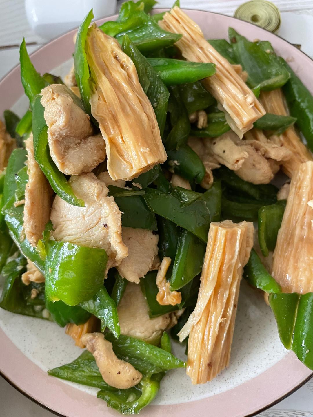 腐竹鸡胸肉炒青椒的做法