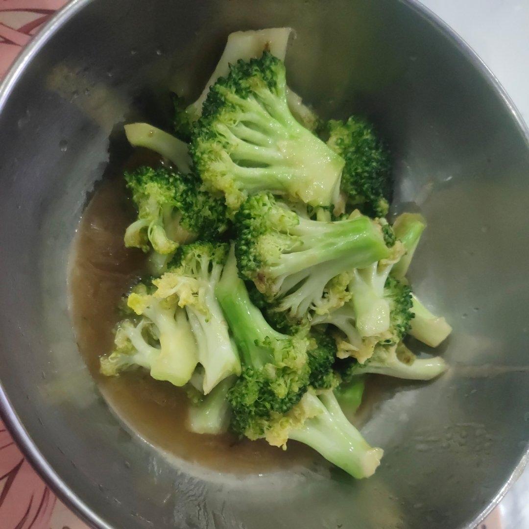 好吃到爆的耗油蒜蓉西兰花(从不修图，喜欢请关注)