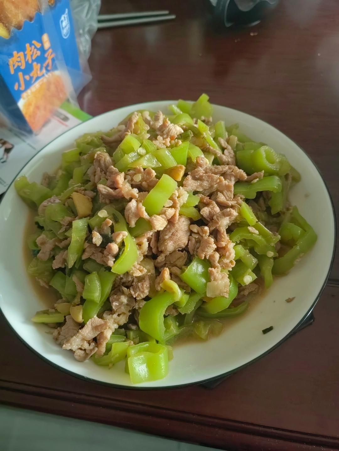 经典的家常菜，青椒炒肉丝，简单的食材也能做出如此美味