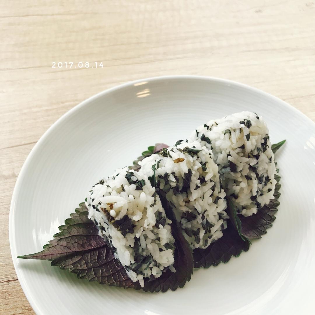 紫苏芝麻饭团