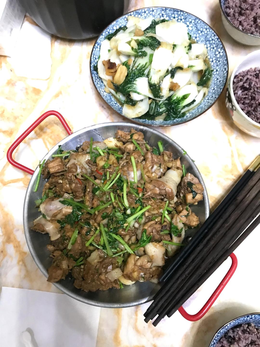 香味十足的沙姜鸡煲