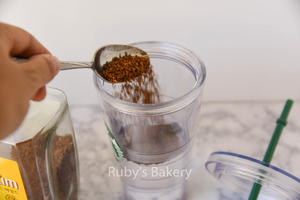 自制冰咖啡（速溶咖啡版）～2分钟搞定的做法 步骤3