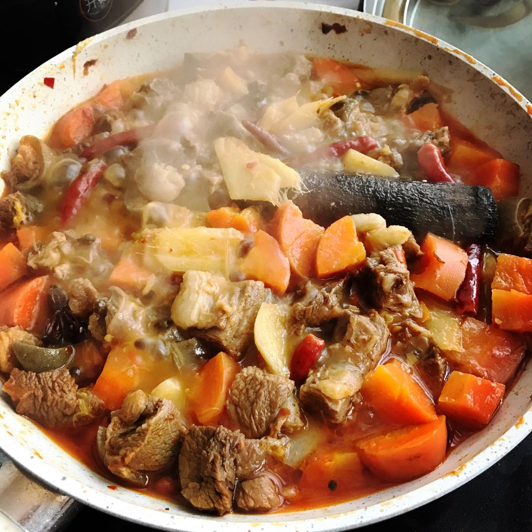红焖羊肉炖胡萝卜