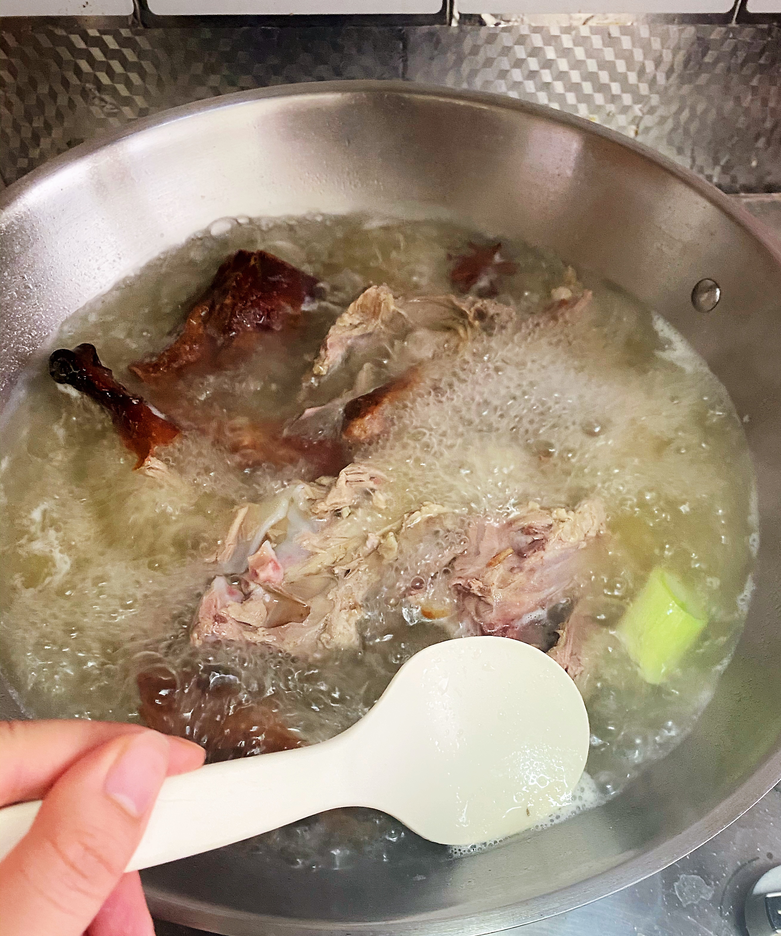 鲜美奶白鸭架汤（烤鸭附属品）的做法 步骤5