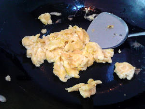 百合炒鸡蛋的做法 步骤9