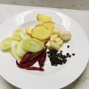 莲藕炖腊猪蹄子🐷红汤版的做法 步骤3