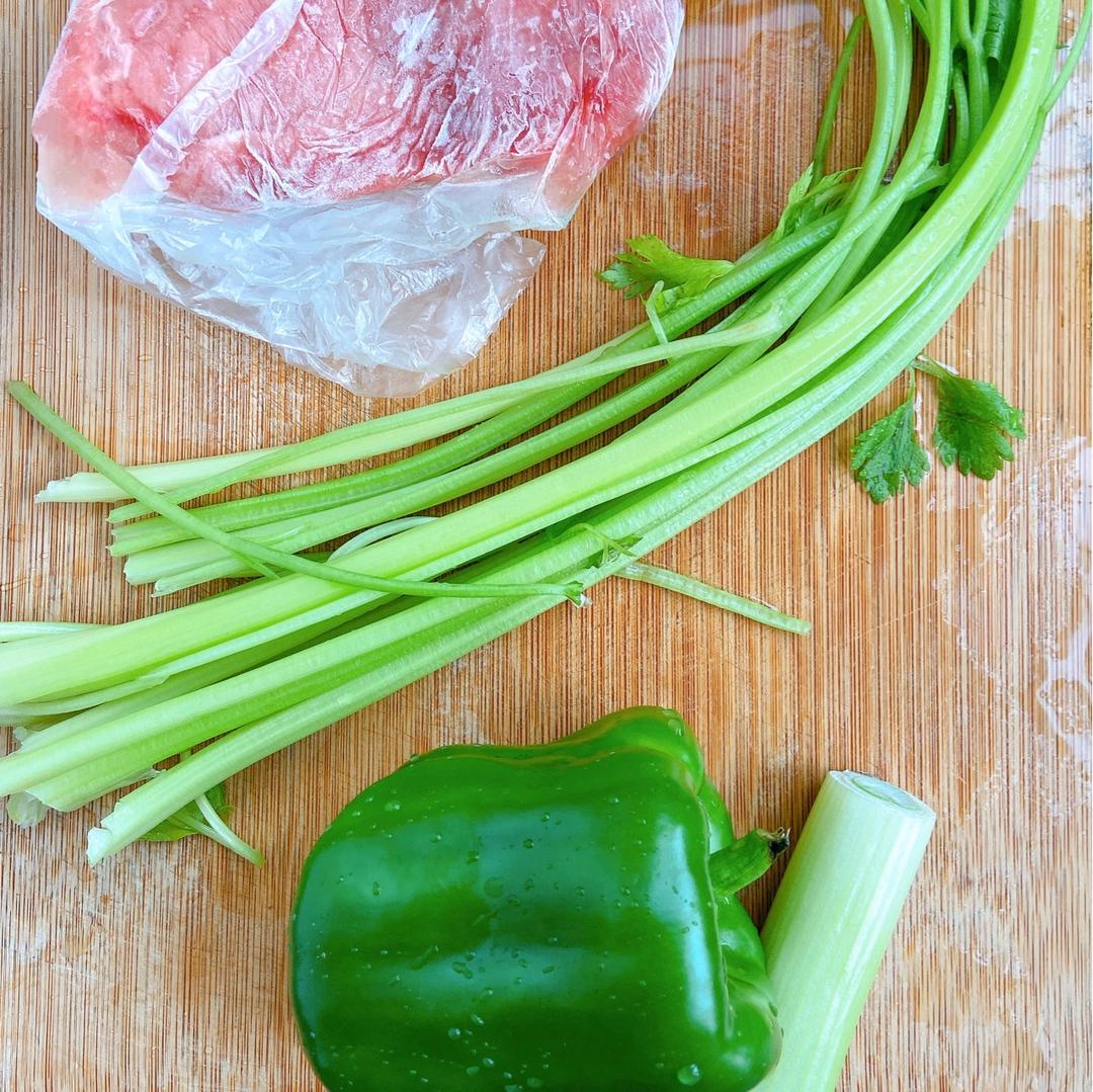 牛肉芹菜青椒饺子的做法 步骤1