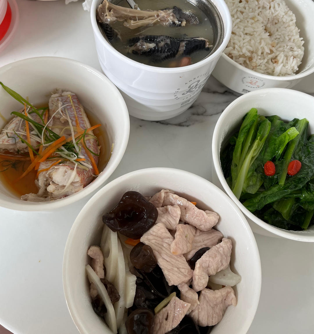 月子餐：午餐、晚餐