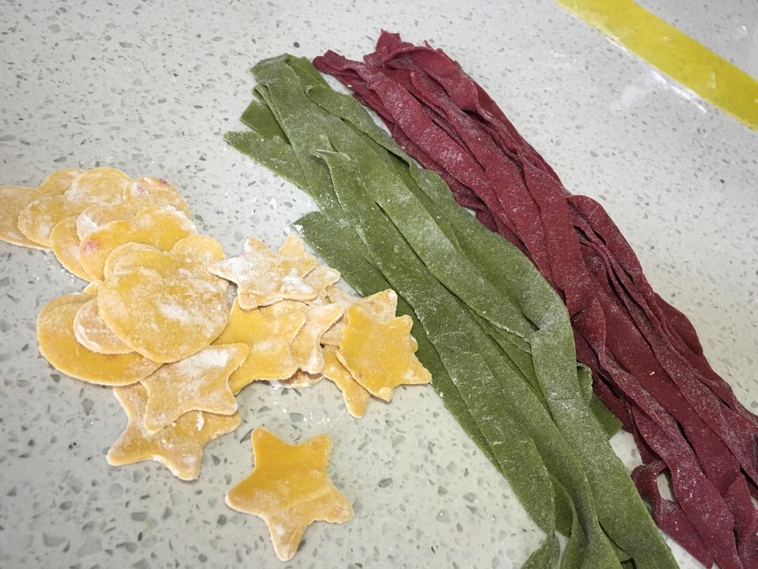 自制纯天然蔬菜汁彩色面条