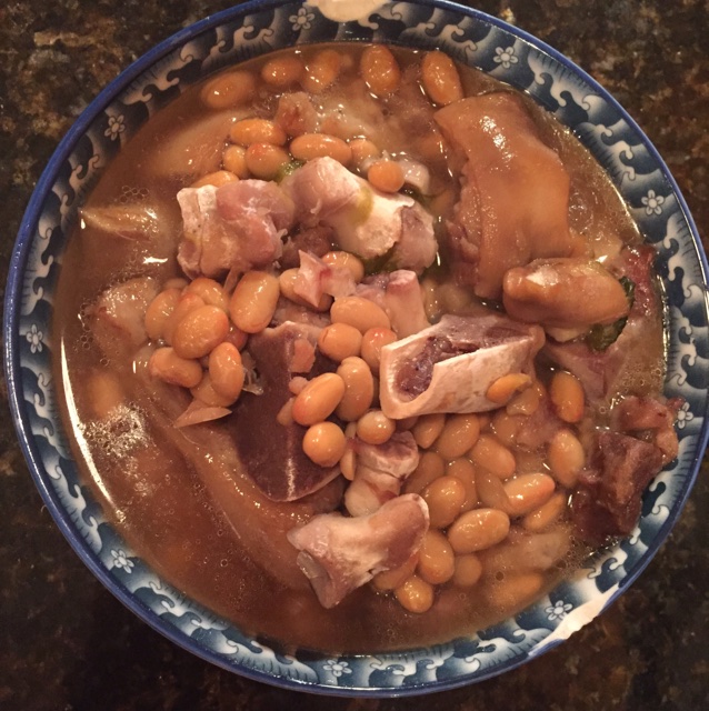 黄豆花生猪脚汤