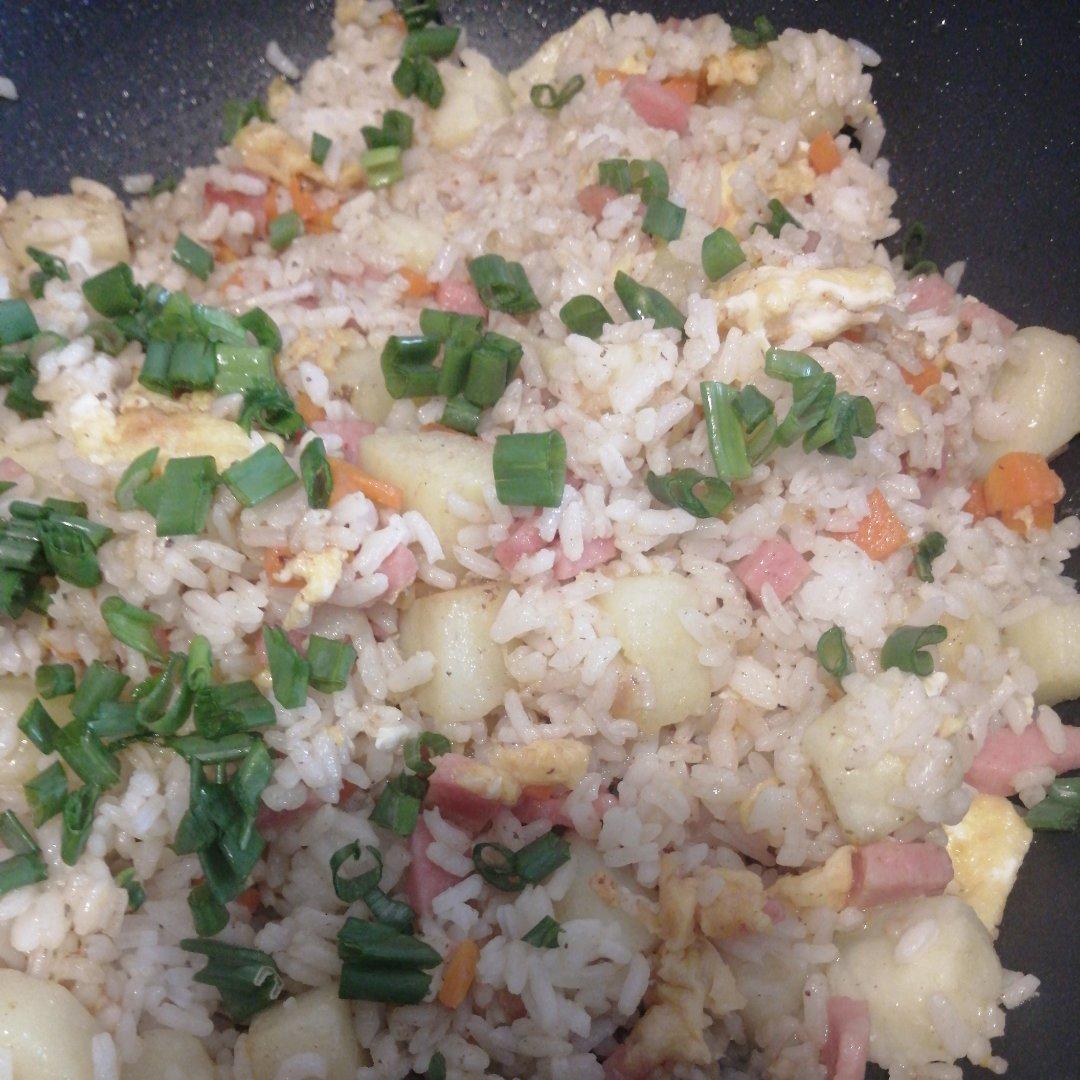 邻居抢着来我家吃土豆香肠炒饭，原来这么香！