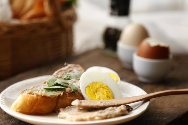 【原麦早餐】西卡普：水煮蛋配鳀鱼战士的做法