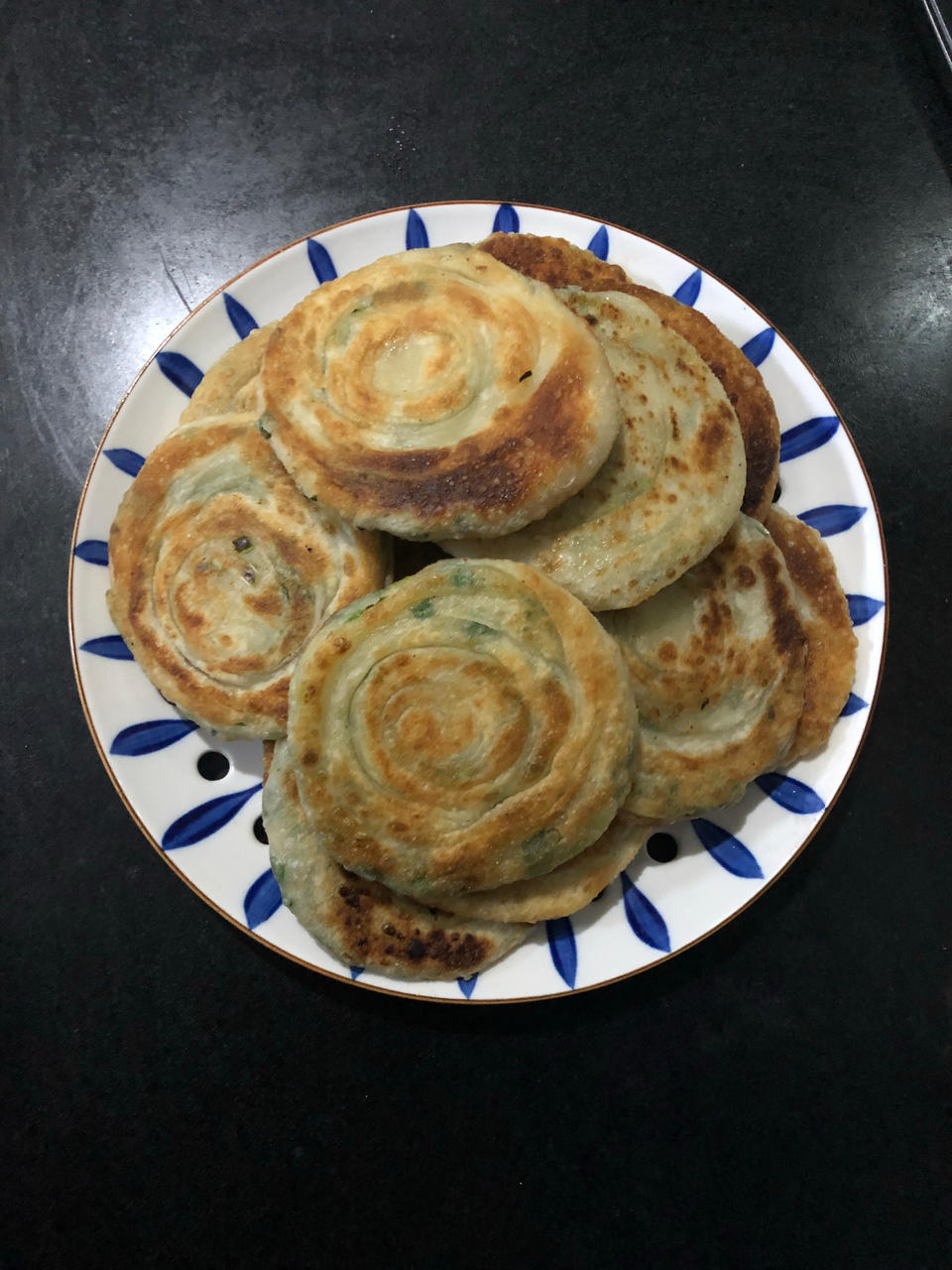 家常葱油饼 柔软多层 凉了也不硬 附细节视频详解