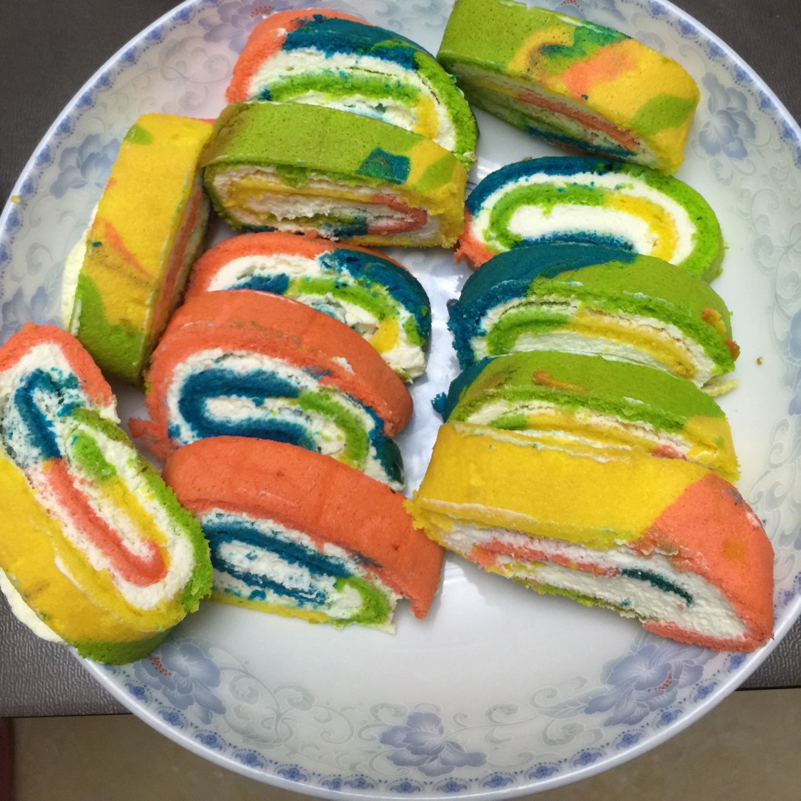 五彩斑斓的彩虹蛋糕卷   #皮黑森林#