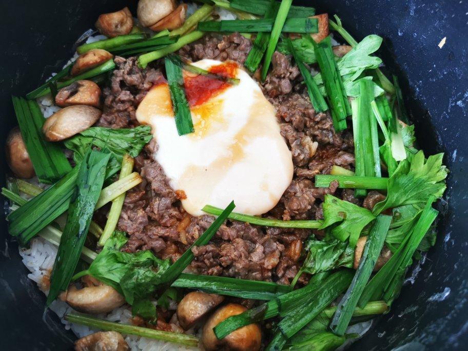 「Panga菜谱」
窝蛋牛肉煲仔饭