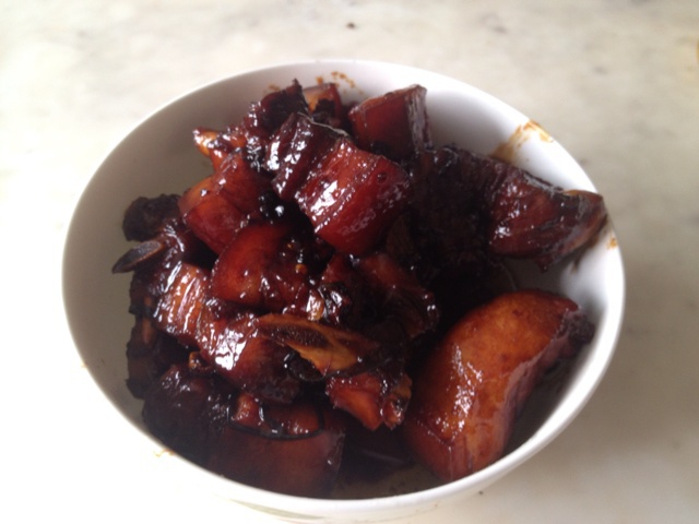 吃着碗里望着锅里的红烧肉