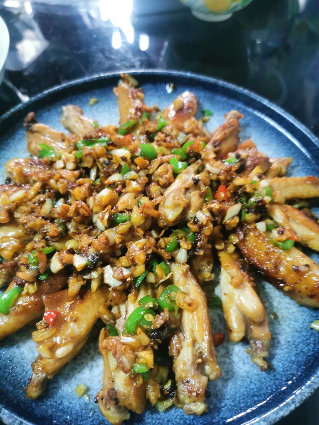 外焦里嫩的蒜香鸡翅