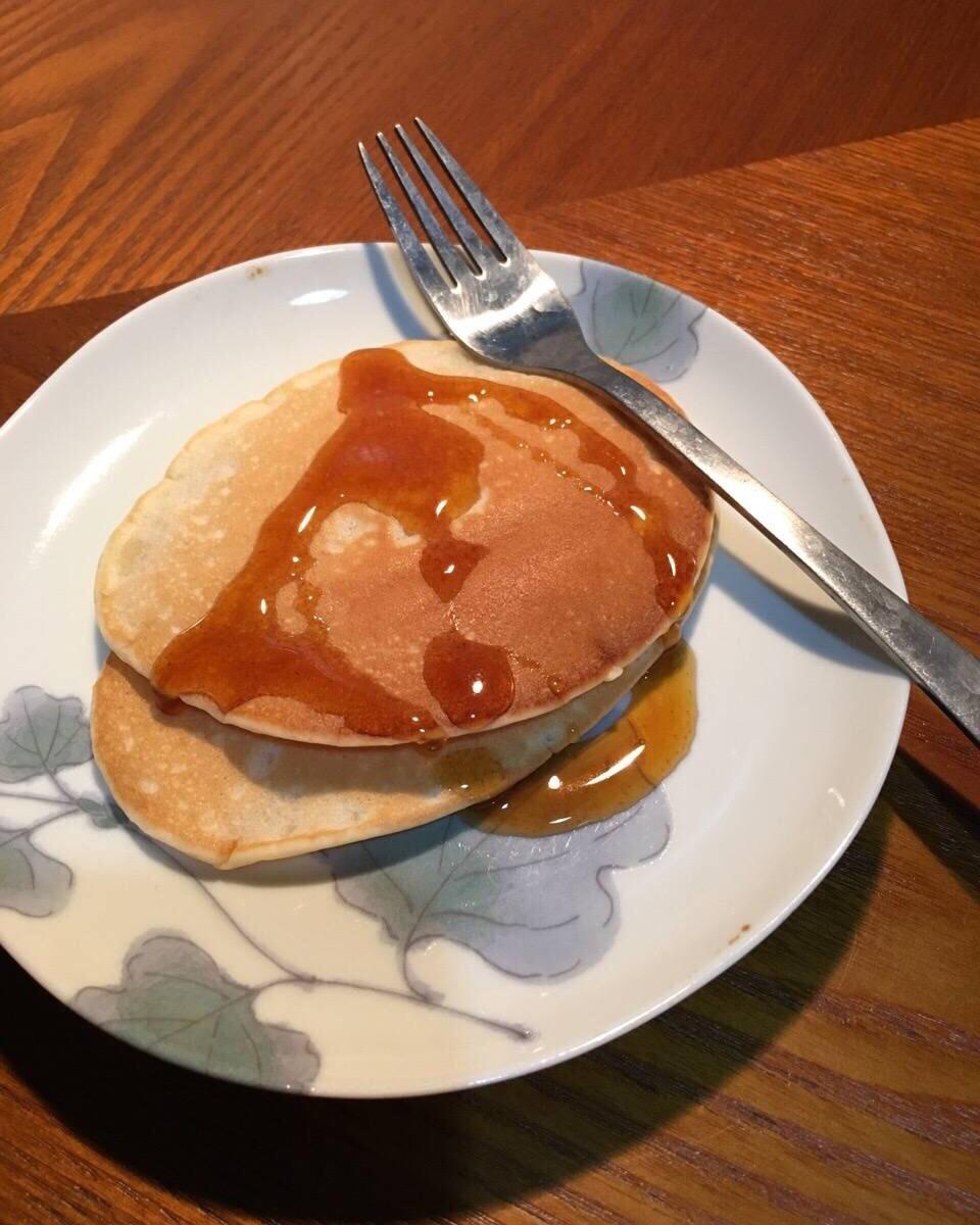 【酸奶松饼yogurt pancake】，搭上黑莓果酱和枫糖的美味。