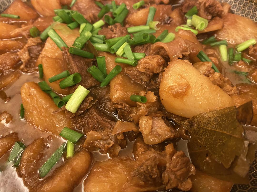 红烧萝卜牛腩「不用炒糖色的红烧牛腩，超级下饭菜」
