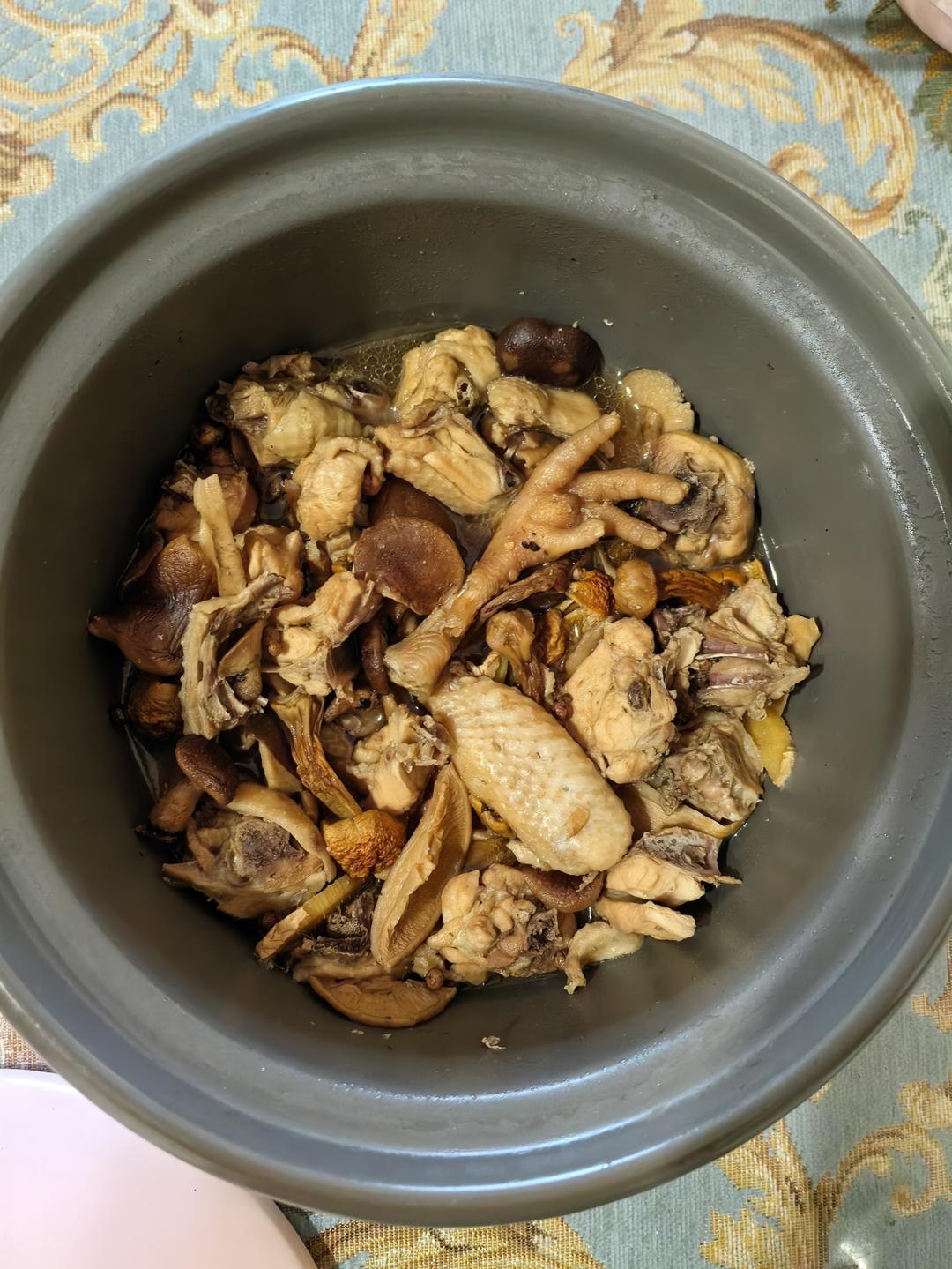 菌汤老母鸡煲