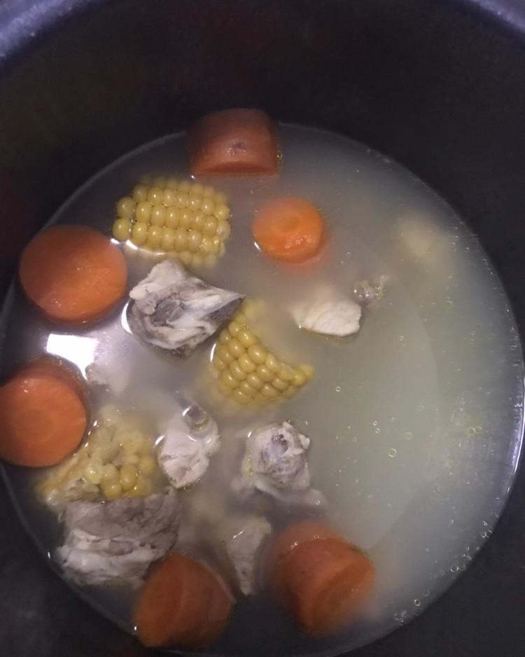 简易高压锅版玉米胡萝卜排骨汤( •̀∀•́ )