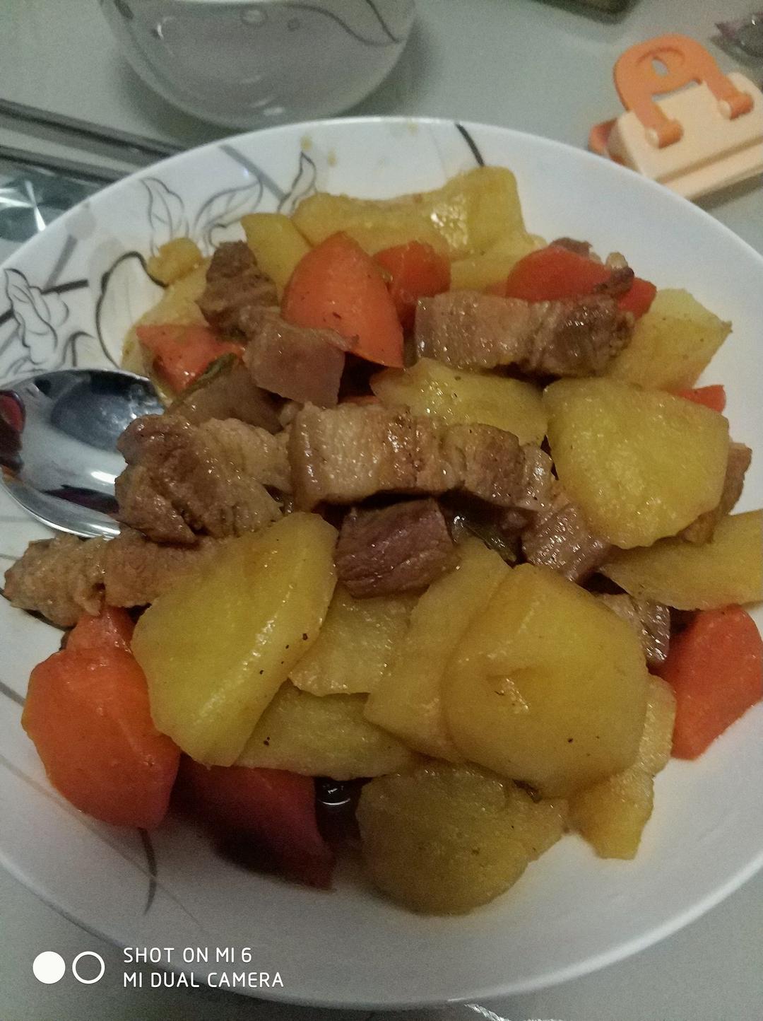 鸡腿蘑炖土豆—老爸家常菜