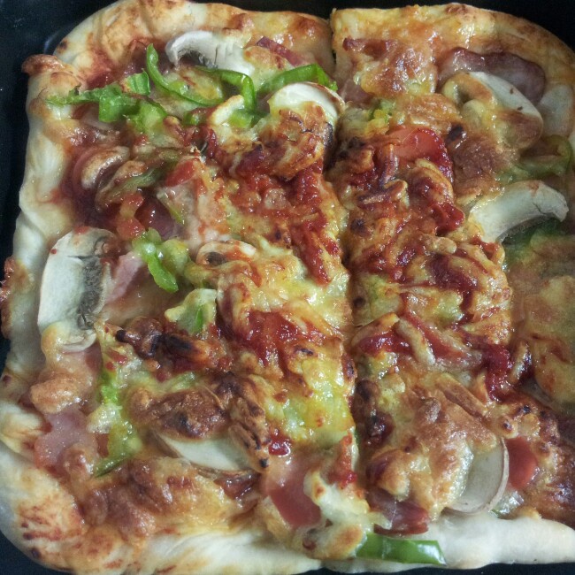 薄饼脆皮火腿pizza