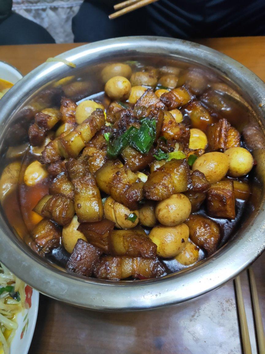 加了鹌鹑蛋后，这盘红烧肉，美味的逆天啦——鹌鹑蛋烧肉（孔瑶食谱）