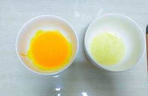 双色拼鸡蛋卷的做法 步骤1