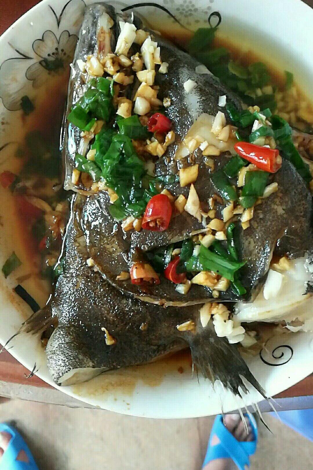 爱做菜的铁蛋做的葱油鸦片鱼头