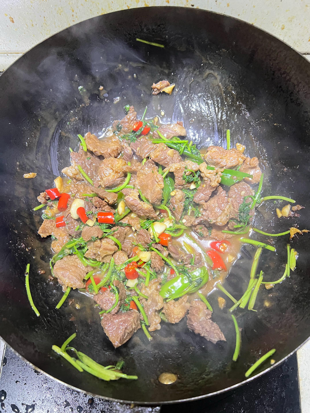 香菜炒牛肉，香辣下饭，爱吃香菜的朋友看过来，拌饭绝了