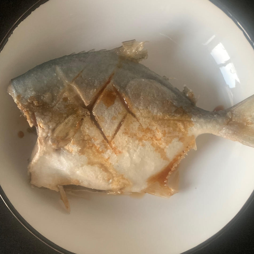 完美版干煎鲳鱼，皮不破、肉不碎、外香里嫩。