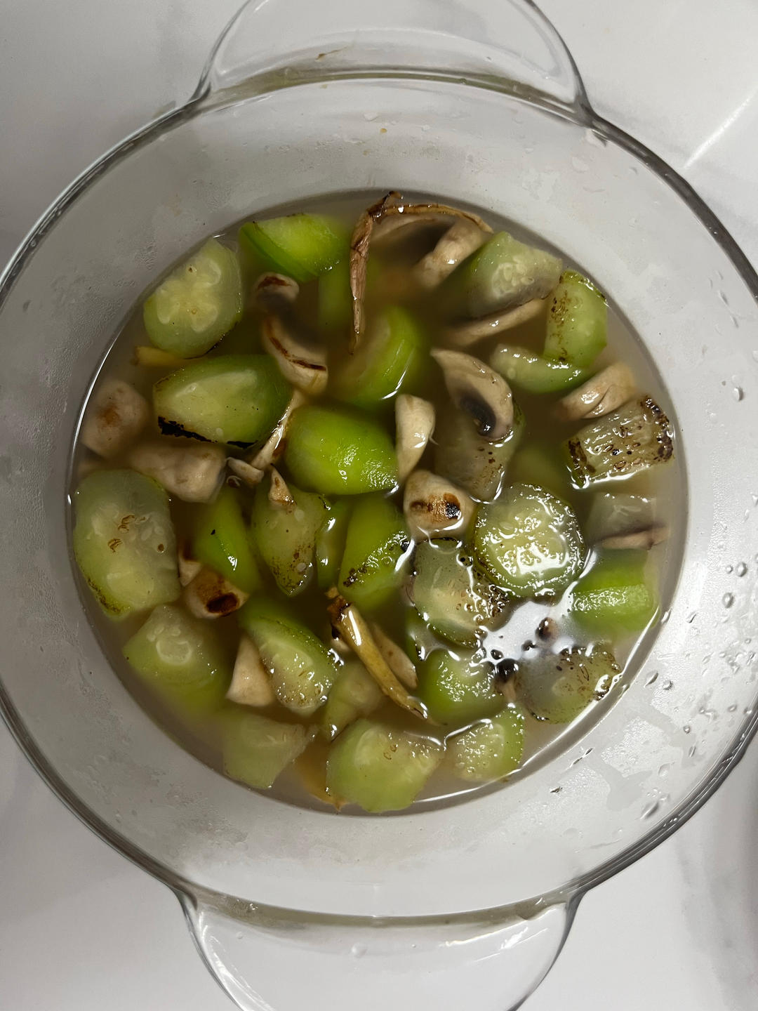 汤鲜味美！适合天热喝的刮油神汤～丝瓜蘑菇汤
