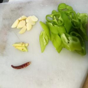 清淡少油版土豆炖茄子的做法 步骤3