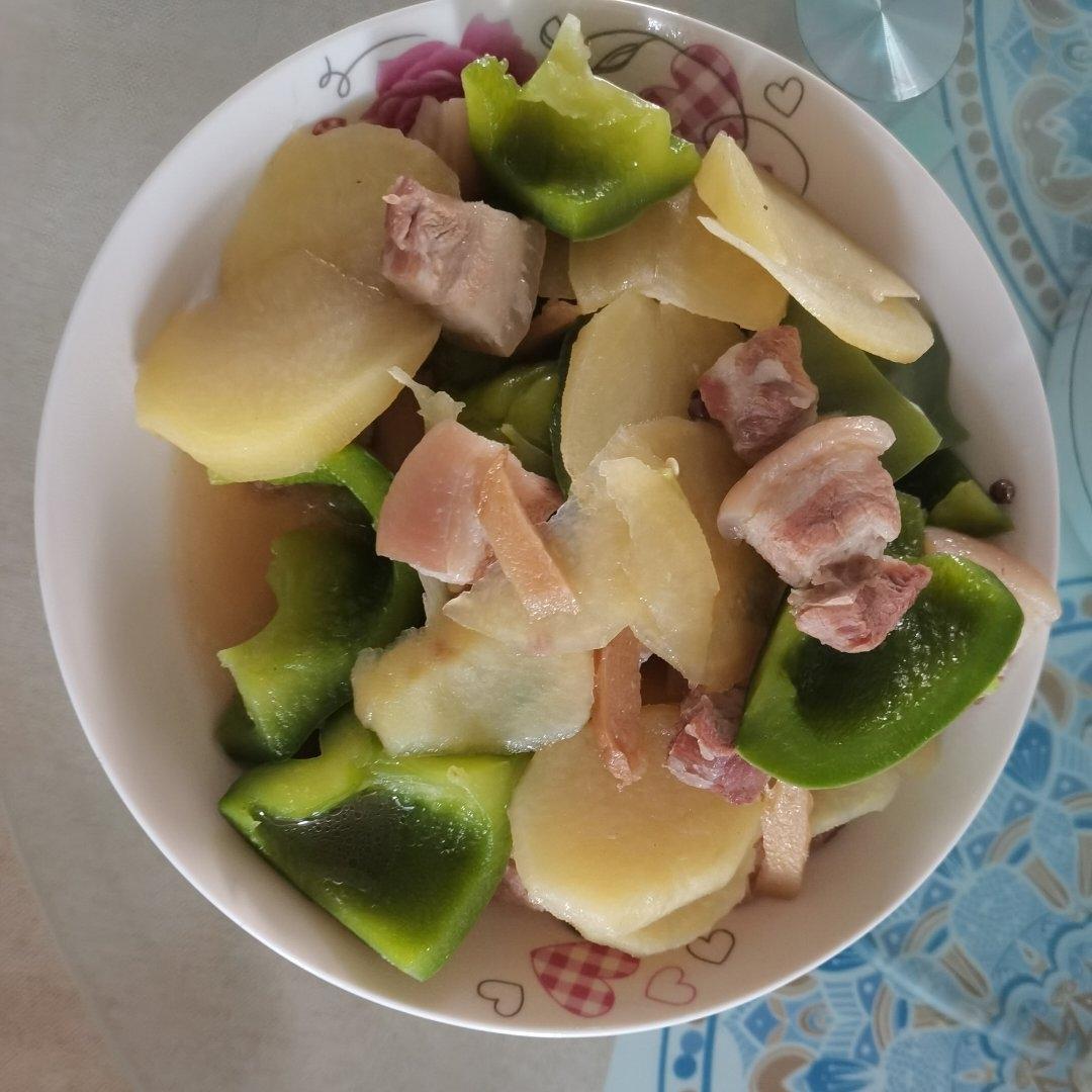 五花肉炒青椒土豆片