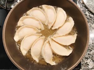 自家也能做的上海锅贴（不用肉皮冻也爆汤）的做法 步骤3