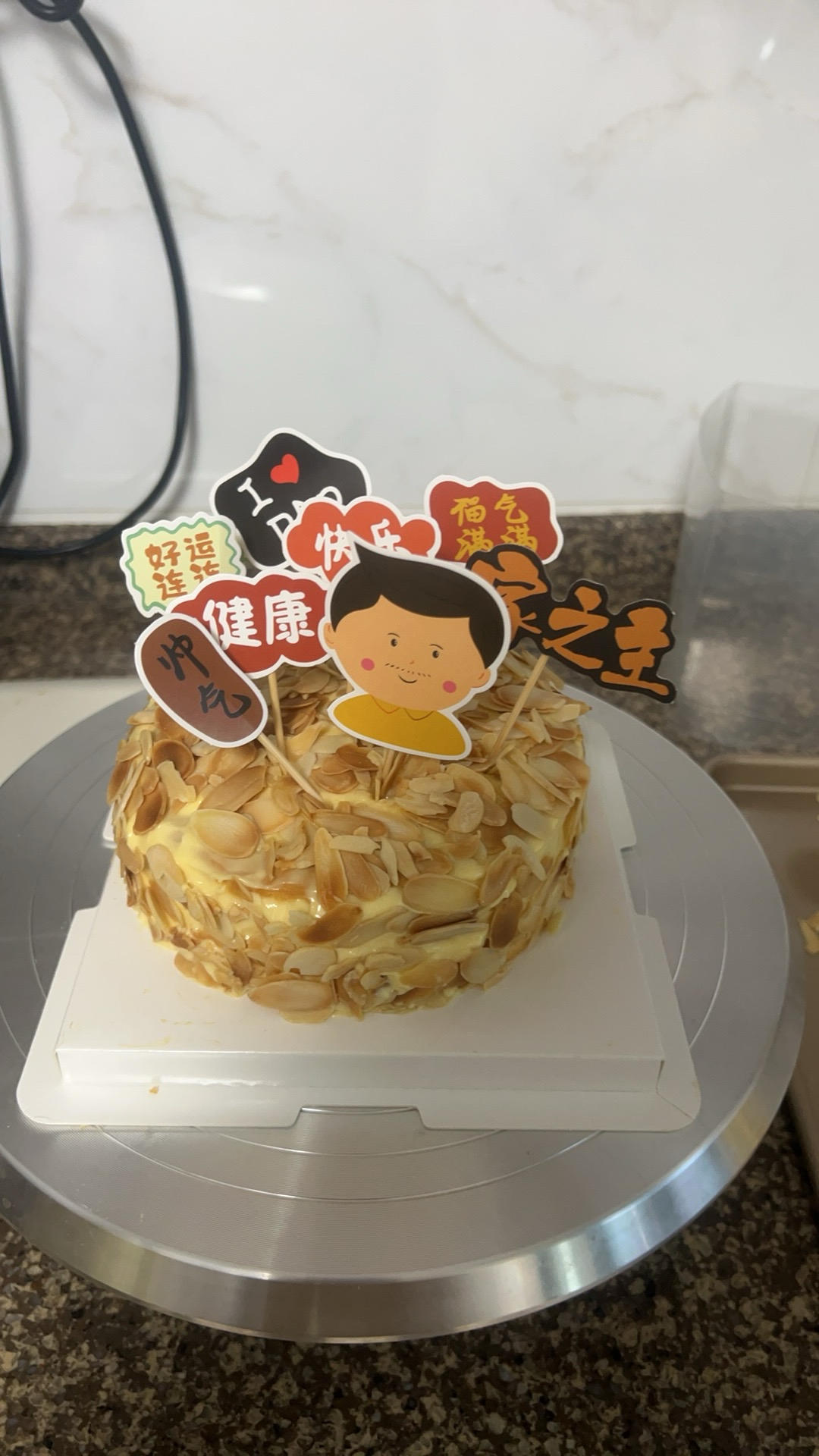 海盐奶盖爆浆蛋糕和爆浆纸杯蛋糕