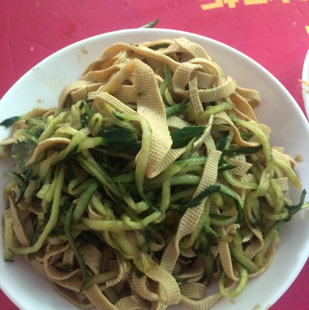 超快手的凉拌千张黄瓜胡萝卜丝