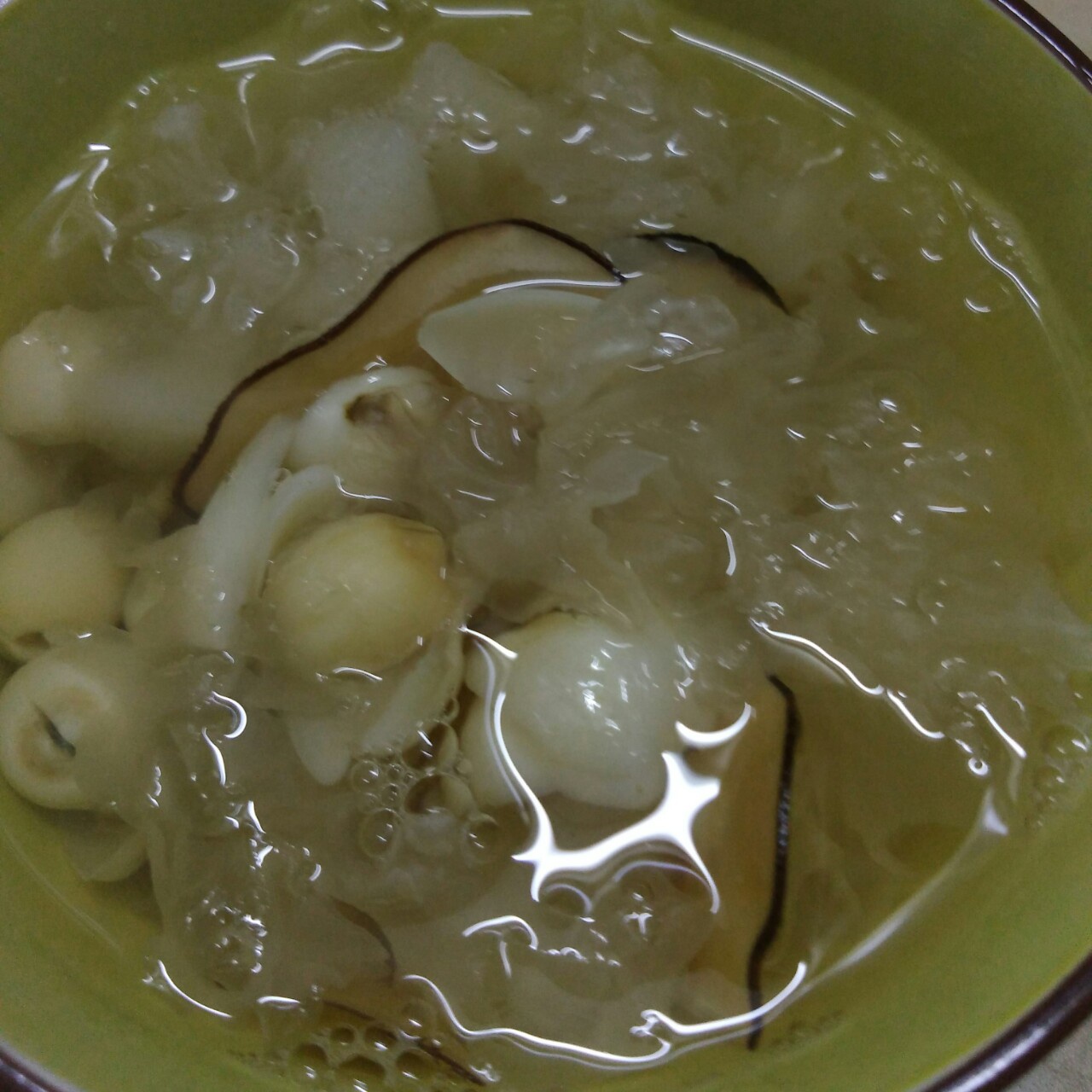 美白润肤、生津润肺《海底椰雪梨银耳糖水》