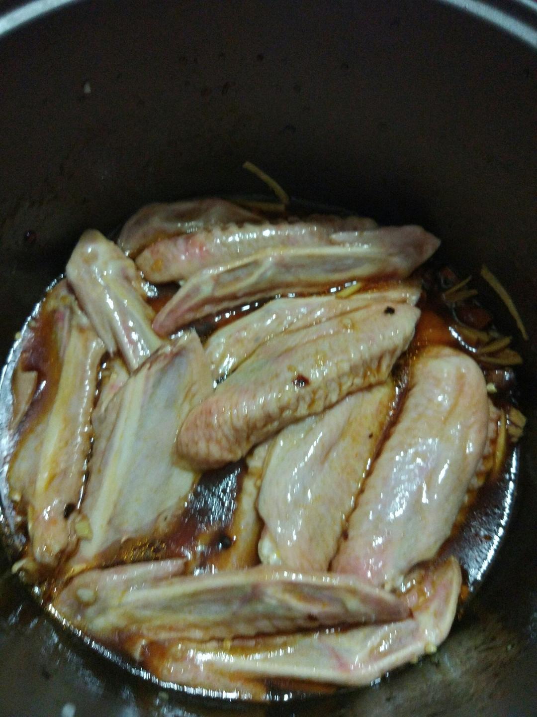 电饭锅卤鸭翅的做法 步骤3