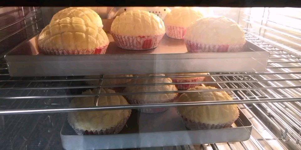 一个面团  四种小面包  热狗卷  肉松面包  菠萝包  紫薯包