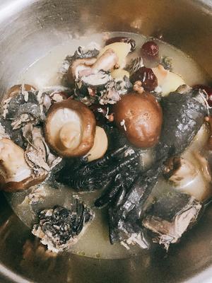 砂锅炖乌鸡汤的做法 步骤6